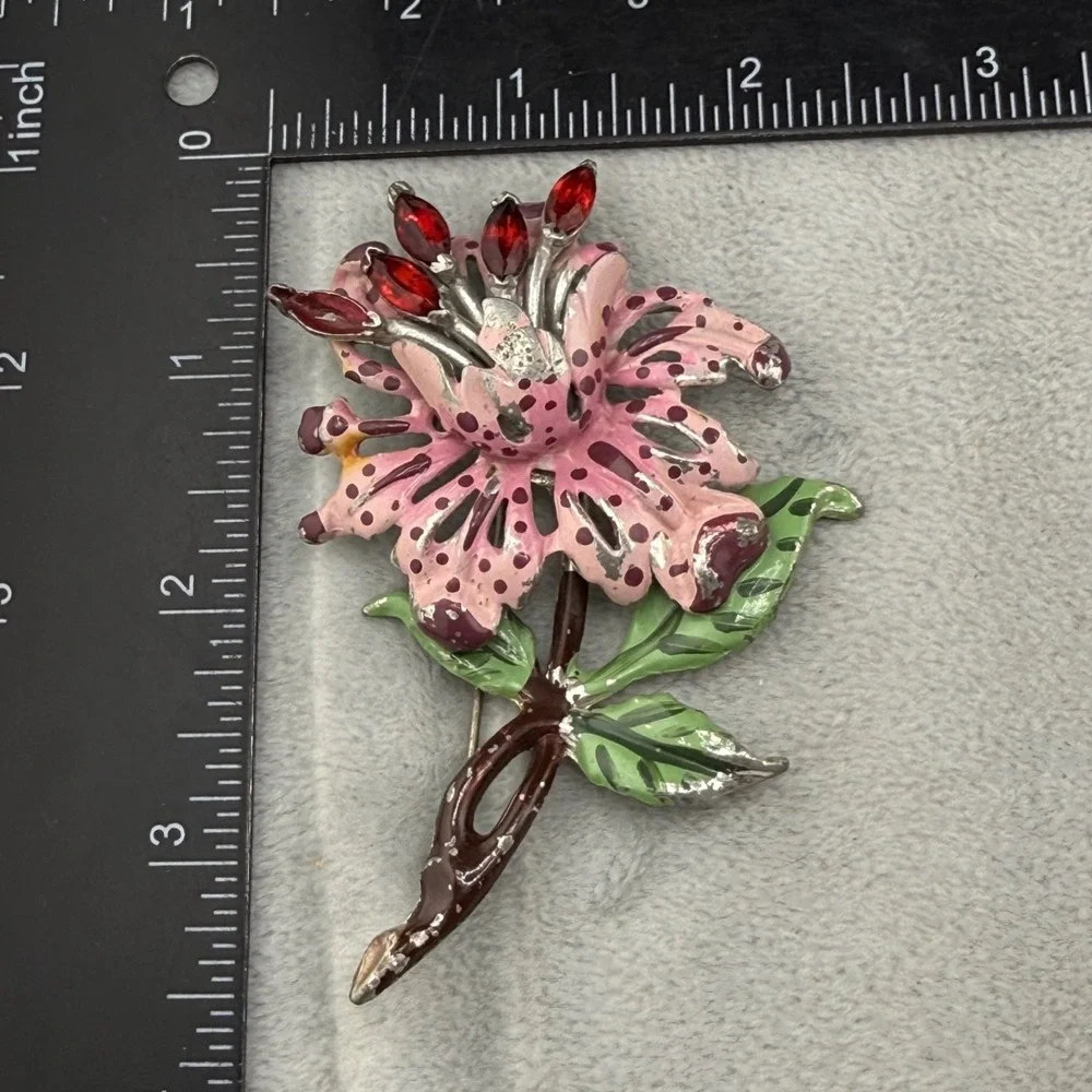 Vintage Pot Metal Brooch Pink Silver Tone Enamel Flower‎